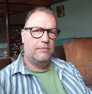  Jap�n, git�r tan�r: Sas Tibor profilk�pe